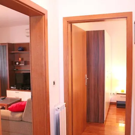 Rona Una Apartment *