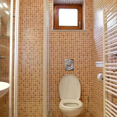 Rona Una Apartment