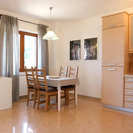 Rona Una Apartment